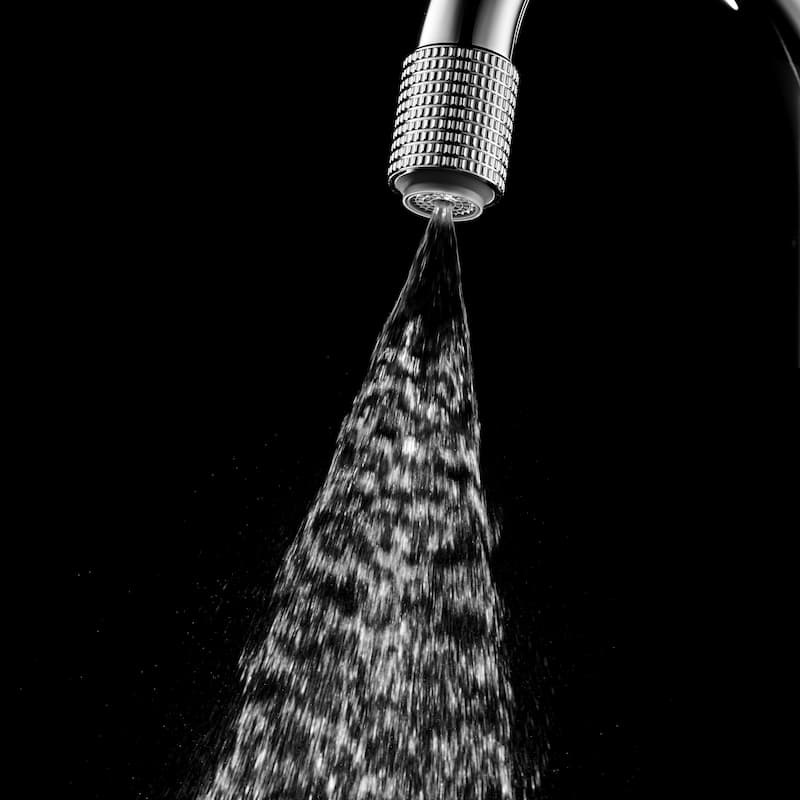 Aireador para grifo de fregadero con chorro de agua de doble modo y diferentes caudales disponibles.